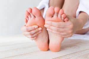 Opvarmning af kolde fødder med hænder